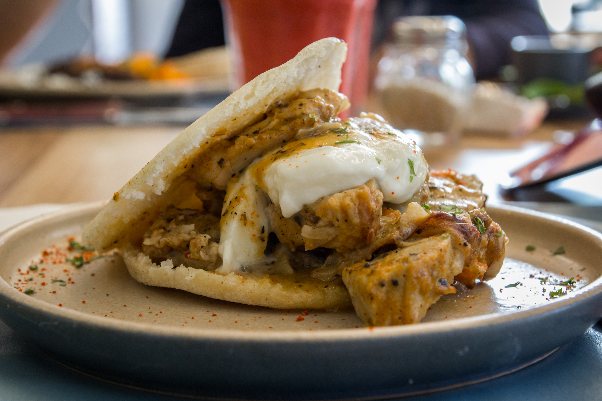 arepa con relleno rebosante