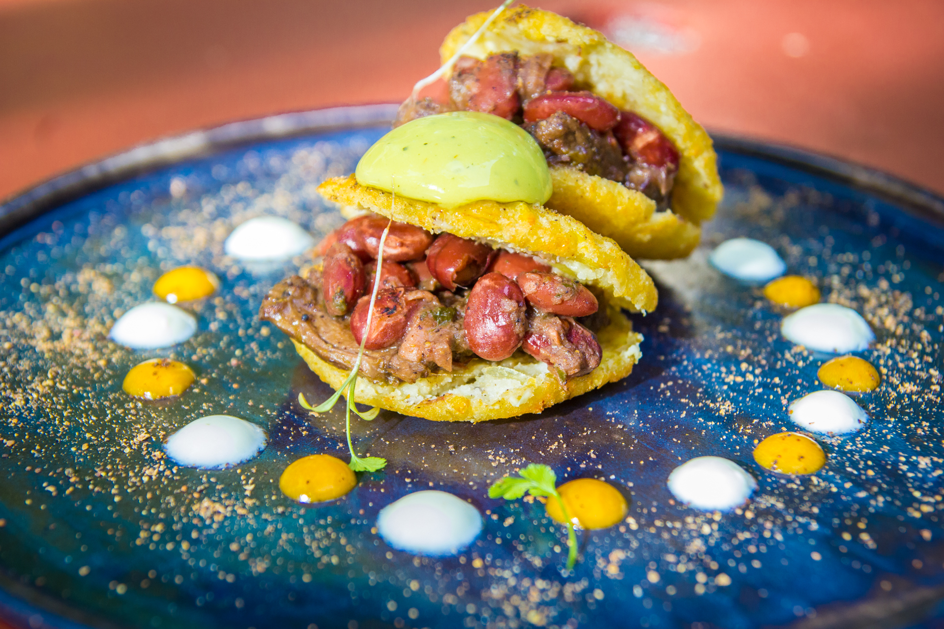 arepas andinas servidas en plato decorado