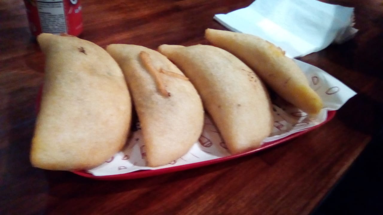 Empanadas venezolanas fritas de maíz servidas