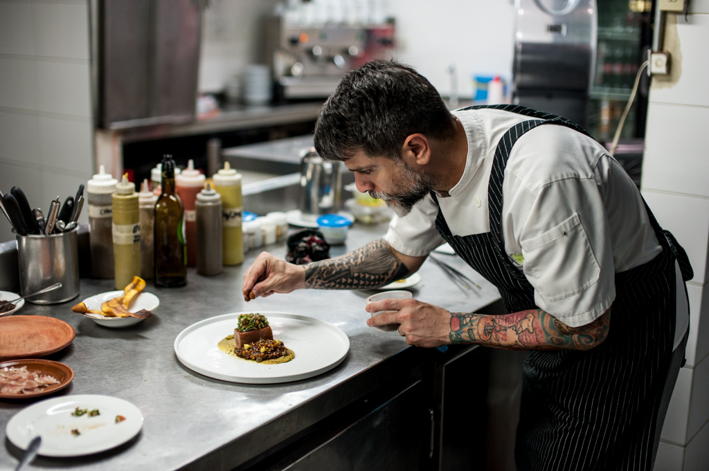 chef decorando una preparación