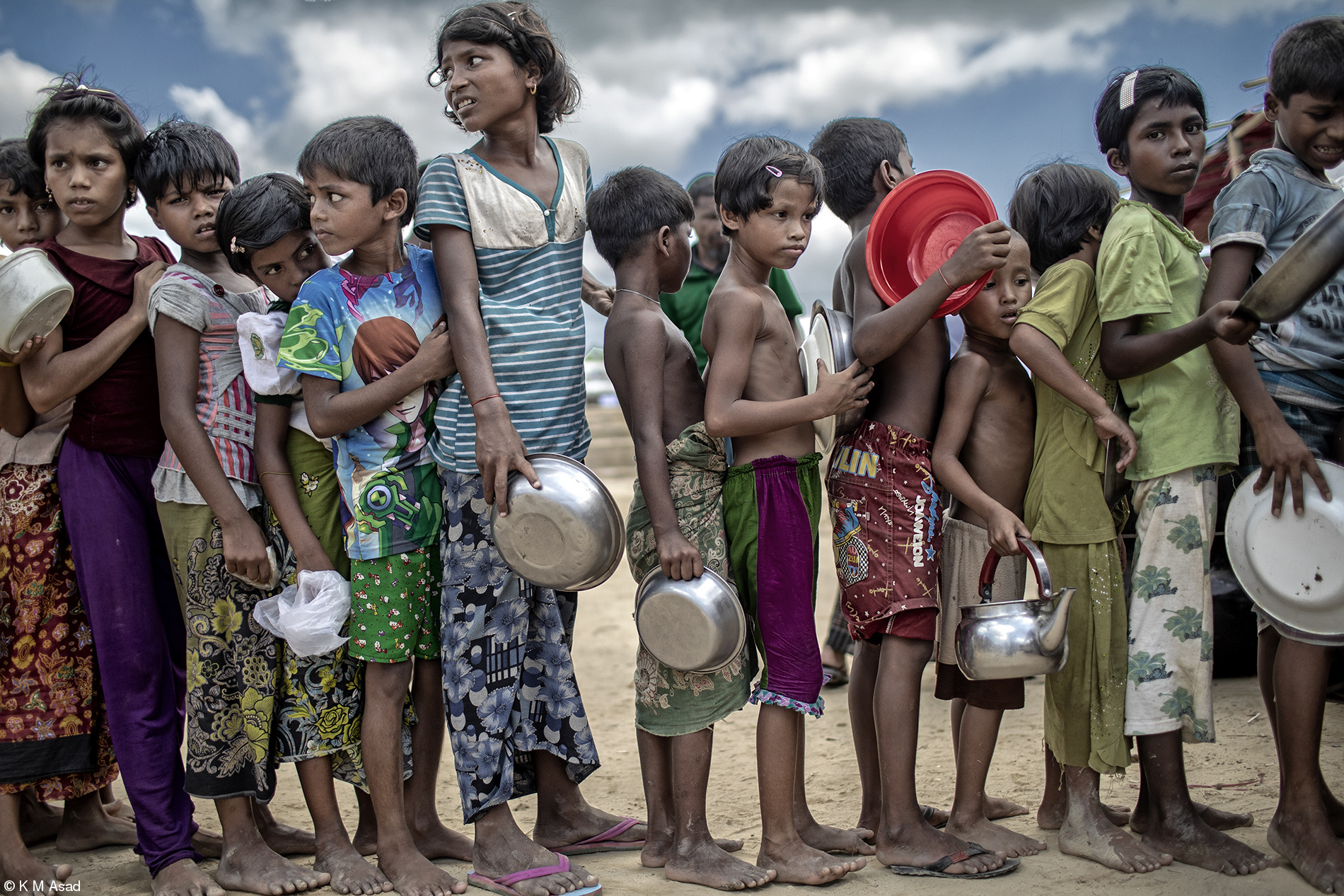 niños de países pobres haciendo fila para comer