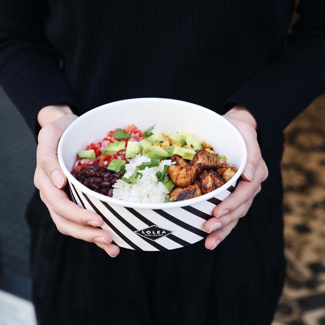 persona sosteniendo bowl con comida